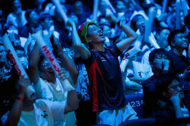 Cheering esports crowd at MSI event